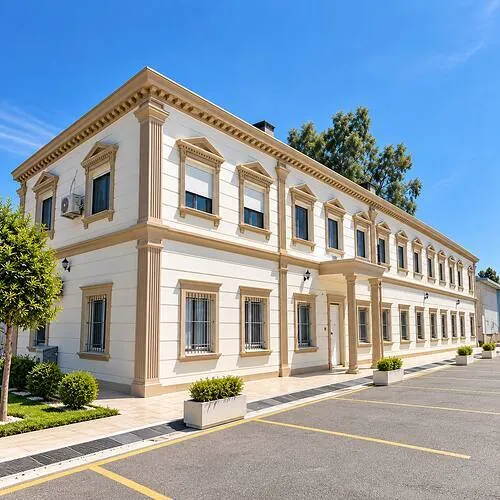 Ndërtesë administrative me korniza, timpane dritaresh, pilastra dhe kornizë kulmi me dhëmbëza