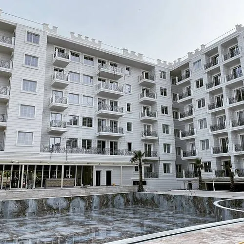 Kompleks rezidencial me fasadë të plotë dekorative, korniza dhe ballkone